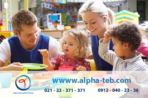 پرستار کودک زن و مرد در منزل